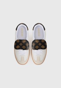 Witte sneakers met een zwarte band die een herhalend gouden patroon heeft. Gladde en gestructureerde materialen met een rubberen zool.