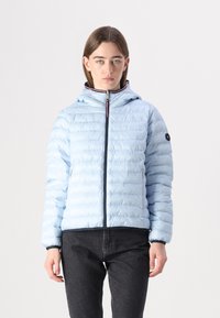 Lichtblauwe gewatteerde jas met een gecapitonneerd ontwerp, rits aan de voorkant en capuchon. Bevat contrasterende marineblauwe afwerking en zijzakken.