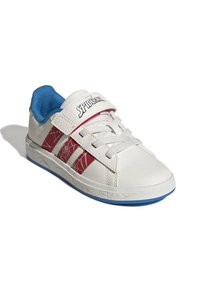 Weißer Sneaker mit rotem Spinnennetzdesign und roten Streifen. Verfügt über ein blaues Innenfutter und einen Klettverschluss. Gummisohle.