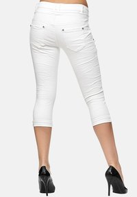 Elara CAPRI - Shorts vaqueros - weiß