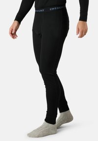 Sorte termolegger med ribbet tekstur, med en tætsiddende pasform og en marineblå talje, der er mærket "SWEDEMOUNT." Bruges sammen med grå sokker.
