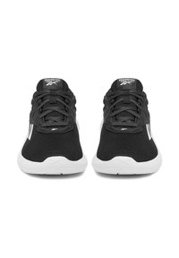 Čierne športové topánky s vrchnou časťou z mriežky, bielou podrážkou a textúrovanými detailmi. Majú tkaničky a logá na jazyku a boku.