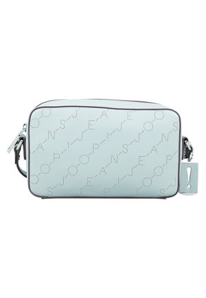 Lyseblå rektangulær crossbodytaske med perforerede bogstaver, der staver "Jeans" i et diagonalt mønster og lynlås med mærke.