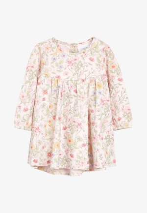 Baby kjole med lange ærmer, blødt lyserødt stof og et fint blomsterprint i pastelfarver.