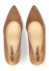 Bruine suède pumps met een spitse neus, een gladde binnenvoering en een zij-uitgesneden detail. Voorzien van een merkinlegzool met het label "Paul Green".