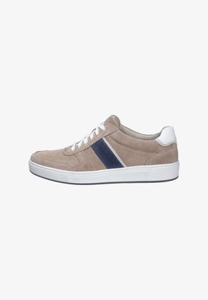 Beiger Wildleder-Sneaker mit perforiertem Design, weißen Akzenten und einem marineblauen Streifen. Verfügt über weiße Schnürsenkel und eine strukturierte Gummisohle.