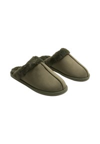 Zapatillas de color verde oliva con forro interior suave de piel sintética, puntera redondeada y suela acolchada. Presentan detalles cosidos a lo largo de la parte superior.