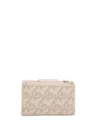 Beige Lederbrieftasche mit perforiertem „Givenchy“-Logo-Muster und einem Reißverschlussfach oben, vor weißem Hintergrund dargestellt.
