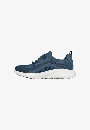 Blauer gestrickter Sportschuh mit Schnürverschluss und weißer gepolsterter Sohle, von der Seite auf weißem Hintergrund gezeigt.