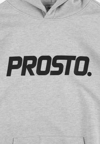 Szary hoodie z kieszenią typu kangur, z wyraźnym czarnym napisem "PROSTO." na klatce piersiowej. Wykonany z miękkiego, teksturowanego materiału.