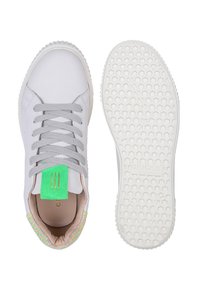 Sneaker bianco con lacci grigi, accento verde sulla linguetta e fodera testurizzata. Suola in gomma bianca con motivo esagonale. Design semplice e moderno.