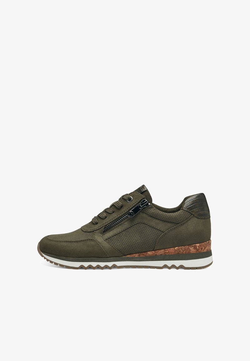 Sneaker verde oliva con pannelli in mesh e suede, dotato di una cerniera laterale, tacco texturizzato e suola centrale in sughero con suola in gomma bianca.