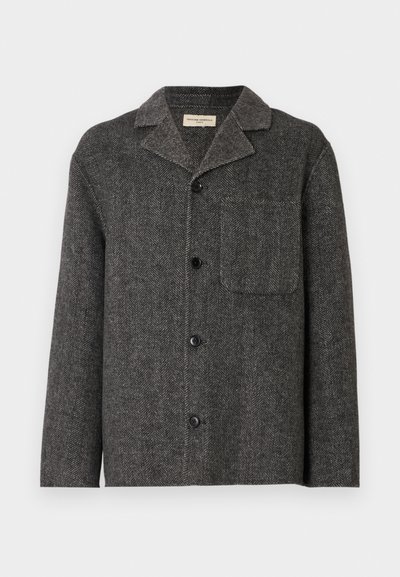 Γκρι σακάκι με σχέδιο ψαροκόκαλο από υφασμάτινη υφή, που διαθέτει γιακά, μακριά μανίκια, τσέπη στο στήθος και μαύρα κουμπιά.