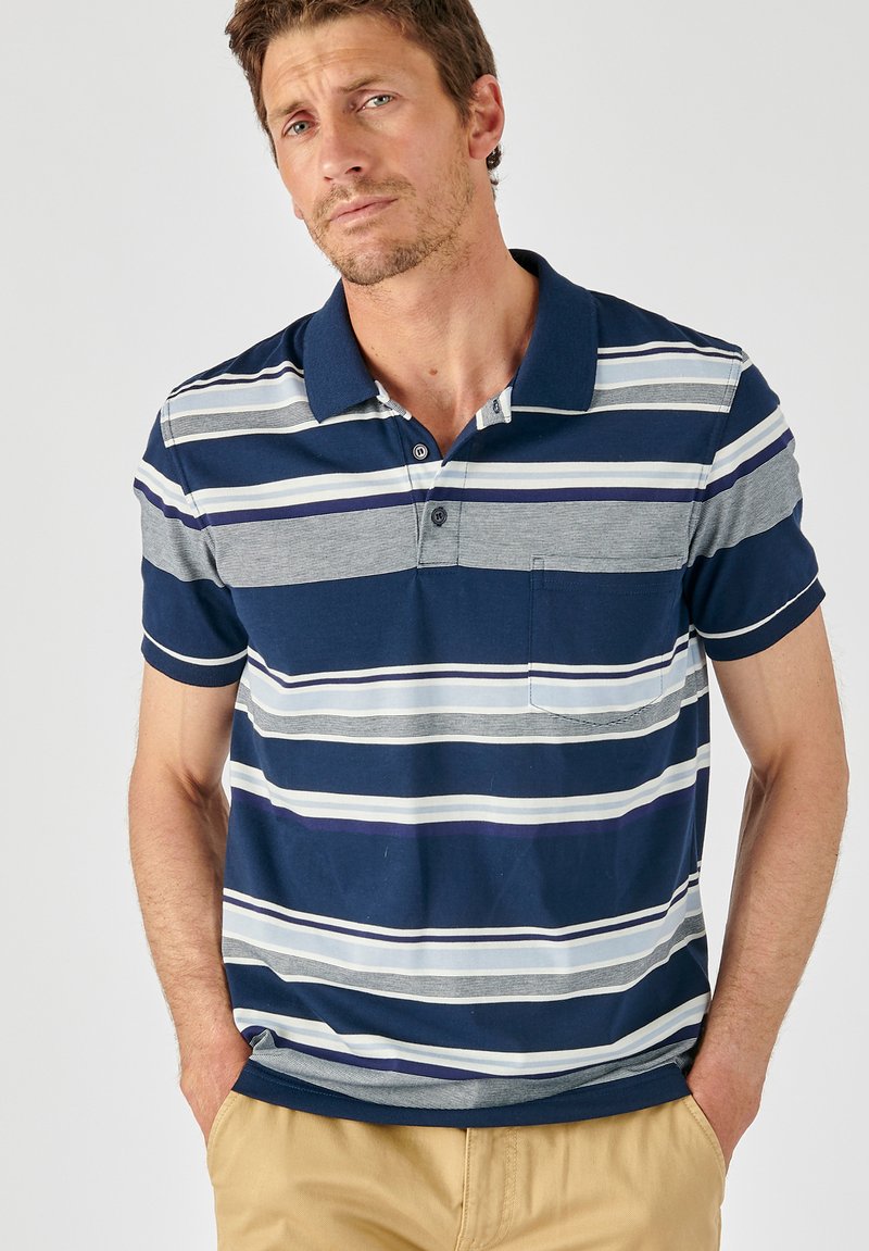 Camisa polo a rayas en navy y gris con cuello y un bolsillo, que presenta rayas horizontales alternadas de diferentes anchos y una textura suave.