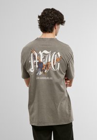 MJ Gonzales HEAVY ACID WASHED - T-shirts med print - asphalt