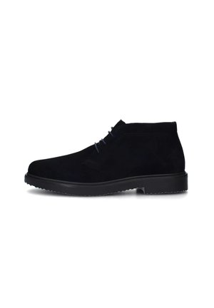 Stivaletti neri in suede con punta rotonda, caratterizzati da cuciture tono su tono, lacci minimali e una suola in gomma spessa con battistrada testurizzato.