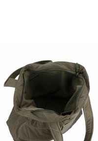 Borsa a tracolla verde oliva trapuntata con una superficie liscia, chiusura superiore con zip, due manici corti e tasche interne per l'organizzazione.