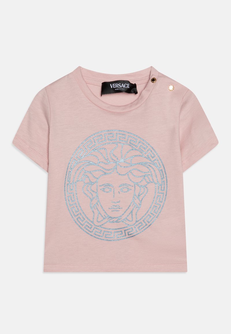 Ružový bavlnený tričko s modrou grafikou Medúzy v obĺžnikovom dizajne, obsahuje zlaté akcenty na pleciach a okrúhly výstrih.