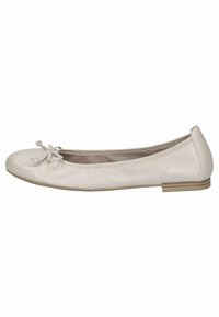 Ballerina in pelle off-white con una texture morbida, punta arrotondata e piccolo fiocco sul davanti. Suola piatta con altezza minimale.