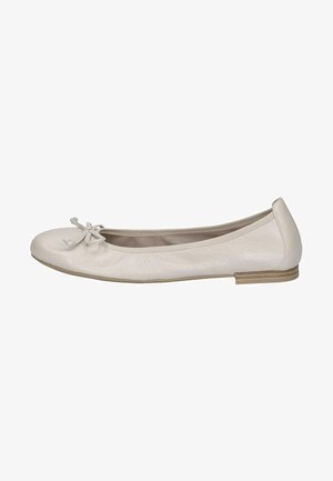Nahka ballet-läskipohja off-white värviga pehmea tekstuuriga, ümmargune varvas ja ettepoole väike pael. Lame tallaga, millel on minimaalne kõrgus.