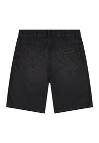 Μαύρο τζιν σορτς με δύο πίσω τσέπες, θηλιές για ζώνη και ένα λογότυπο Wrangler στο δεξί τσέπη.