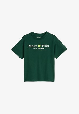 Dunkelgrünes T-Shirt mit kurzen Ärmeln mit dem Schriftzug „Marc O'Polo EST. IN STOCKHOLM“ und einer kleinen Tennisball-Grafik in der Mitte des Logos.