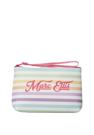 Petite pochette rectangulaire avec des rayures horizontales pastel, une fermeture éclair rose, une lanière de poignet, et "Marc Ellis" écrit en rose sur le devant.