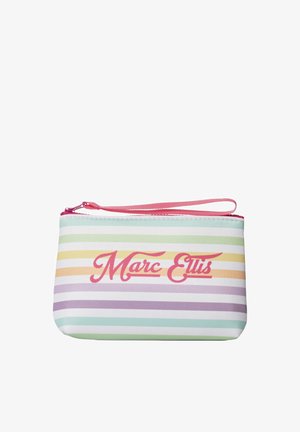 Kleine rechthoekige etui met pastelkleurige horizontale strepen, een roze rits, polsbandje en "Marc Ellis" in roze schrift op de voorkant.