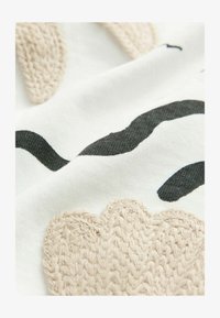 Sélectionné, cream crochet applique