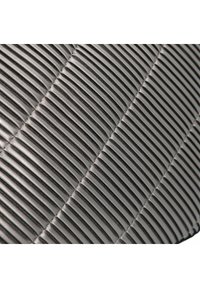 Texturiertes schwarzes Material mit einem diagonalen Rippmuster, einer glatten Oberfläche und subtiler Schattierung. Nahaufnahme, die die Designdetails betont.