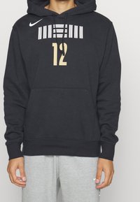 Sweat à capuche noir en mélange de coton, avec une poche kangourou, une capuche à cordon, un graphique blanc et doré représentant des barres et le numéro 12 sur le devant.