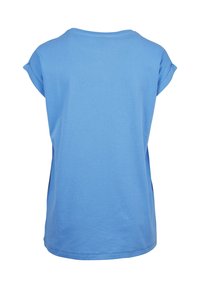 Bakvy av en enkel ljusblå T-shirt med korta ärmar, upprullade ärmslut och rund halsringning på en vit bakgrund.