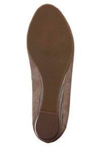 Suola di scarpa in suede marrone con superficie in gomma texture; punta leggermente appuntita; bordi lisci e un tacco basso.