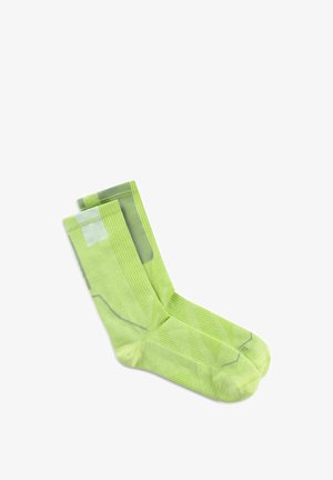 Par de calcetines hasta la mitad de la pantorrilla de color verde lima con patrones geométricos claros y oscuros, colocados planos sobre un fondo blanco.