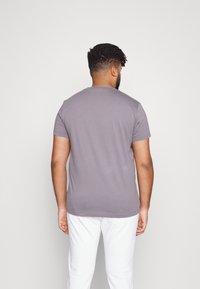 Calvin Klein Jeans Plus REPEAT LOGO TEE - T-shirt estampada - fossil grey
