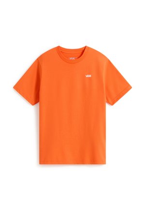 Camiseta de manga corta de color naranja brillante con cuello redondo y pequeño logo blanco de Vans en el pecho izquierdo sobre un fondo blanco.