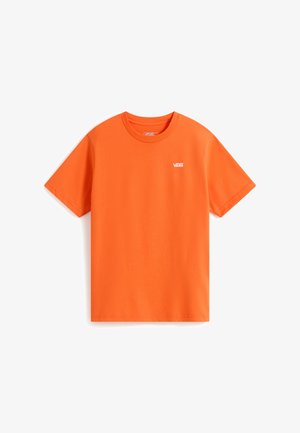 Camiseta de manga corta de color naranja brillante con cuello redondo y pequeño logo blanco de Vans en el pecho izquierdo sobre un fondo blanco.