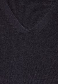 Dunkelgrauer Strickpullover mit V-Ausschnitt. Der Stoff hat eine glatte Textur mit einem dezenten Rippenmuster.