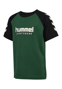 Grön och svart T-shirt med korta ärmar, tillverkad av andningsbart tyg, med vit logotyp och sicksackmönster på ärmarna, rund halsringning.