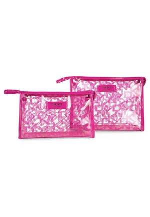 Conjunto de dos neceseres transparentes, rosas con un patrón geométrico, con cremalleras rosas y un parche con el logo de DKNY en un lado.