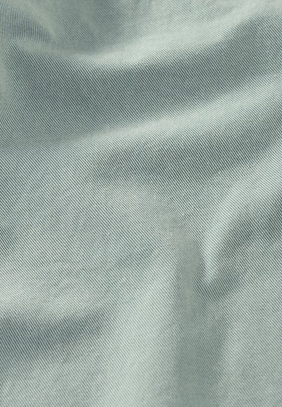 Υφάδι ανοιχτού γαλάζιου με λεπτή διαγώνια ραβδωτή υφή και απαλά ρυτιδωμένο σε όλη την επιφάνεια.