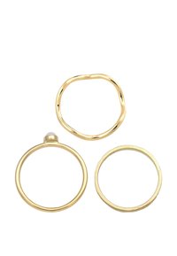 Drei goldene Ringe: einer glatt und rund, einer mit einer gewellten Struktur, und einer mit einer kleinen Perle oben drauf.