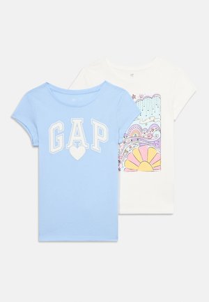 Twee korte mouw kindert-shirts: één lichtblauw met "GAP" en een hartlogo, één wit met een pastel zon, sterren en regenboog afbeelding.