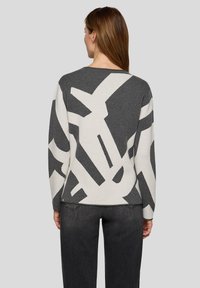 Grau-weißer Pullover mit abstraktem Muster, langen Ärmeln, rundem Ausschnitt und geripptem Saum, aus weichem Strickmaterial hergestellt.