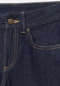 Jeans in denim blu scuro con cuciture dorate, chiusura con bottone metallico e tasca frontale. Il tessuto presenta una classica trama twill.