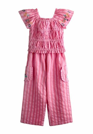 Roze gestreepte tweedelige meisjesoutfit met gerimpelde top, bloemrijke borduring op de mouwen en wijde broek met ruches op de zakken.