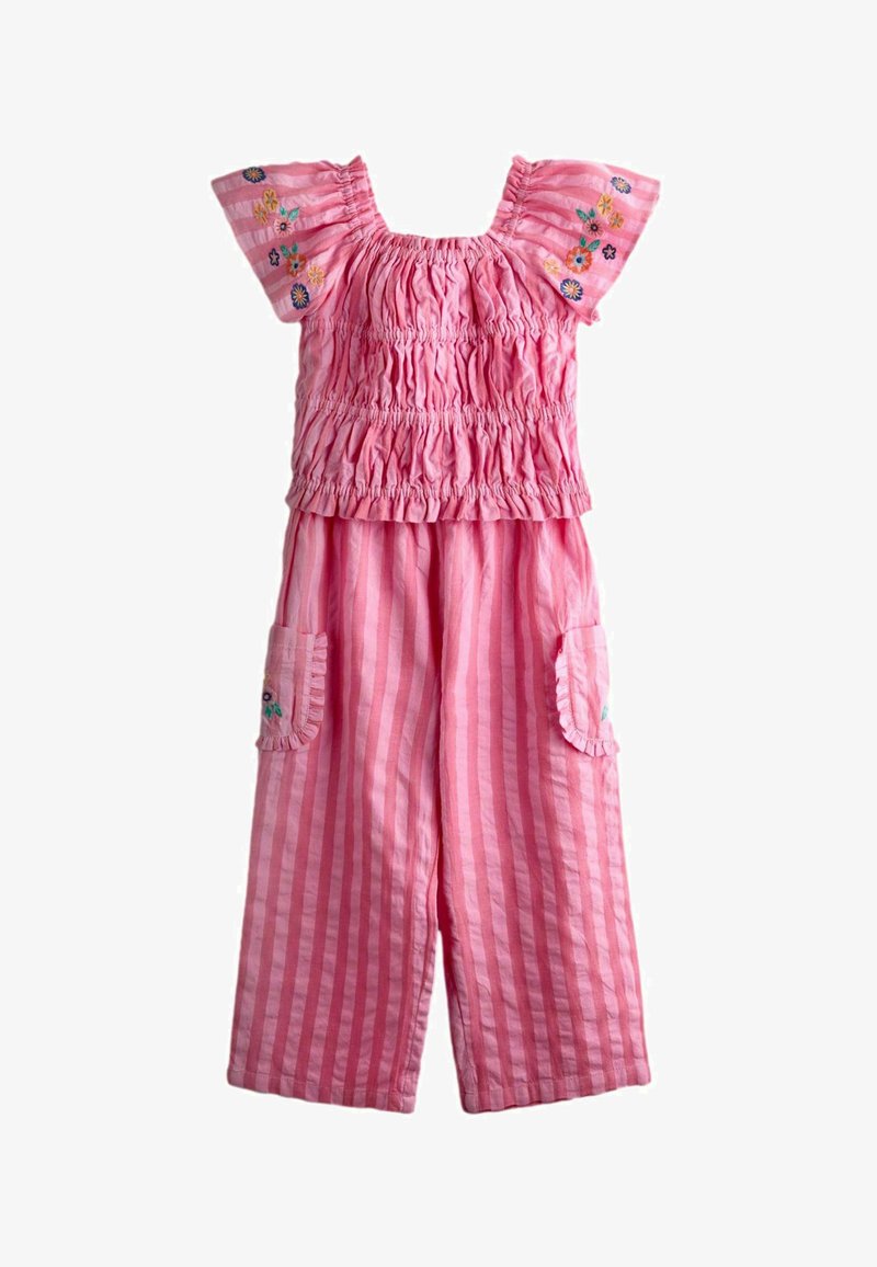 Różowy dwuczęściowy strój dziewczęcy w paski z marszczonym topem, kwiatową haftowaną na rękawach i szerokimi spodniami z falbankowymi kieszeniami.