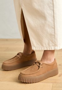 TORHILL BEE - Zapatos con cordones - light tan