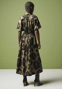 Next PUFF SLEEVE MIDI - REGULAR FIT - Košilové šaty - khaki green animal print