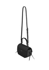 Bolso sintético negro con una forma estructurada, superficie texturizada, correa de hombro desmontable y un asa superior. Presenta detalles de cordón.